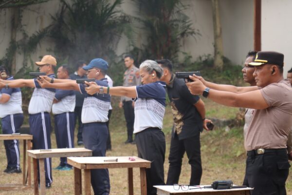 Kapolres AKBP Sah Udur Pimpin Latihan Menembak, Wakapolres dan Para Pejabat Utama Turut Serta