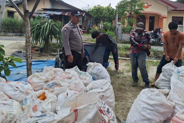Polsek Siantar Marihat Dampingi Petani, Bhabinkamtibmas Beri Sosialisasi Panen Tepat Waktu 120 Hari