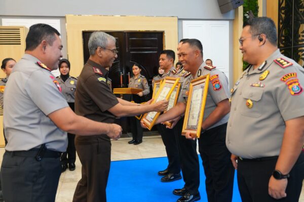 Momen Bersejarah di Mako Polda Sumut, Kapolres Simalungun Terima Penghargaan Bertepatan dengan MoU Polda-Kejati