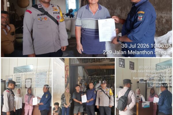 Bhabinkamtibmas dan Lurah Bagikan Surat Edaran, Warga Diimbau Pasang Bendera Merah Putih Sambut HUT RI ke 81