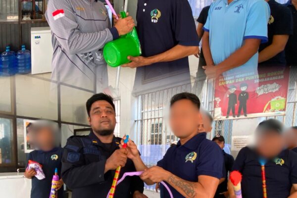 Wujud Nyata Kepedulian Rutan Tanjung Pura Bagikan Alat-alat Kebersihan Kepada Warga Binaan