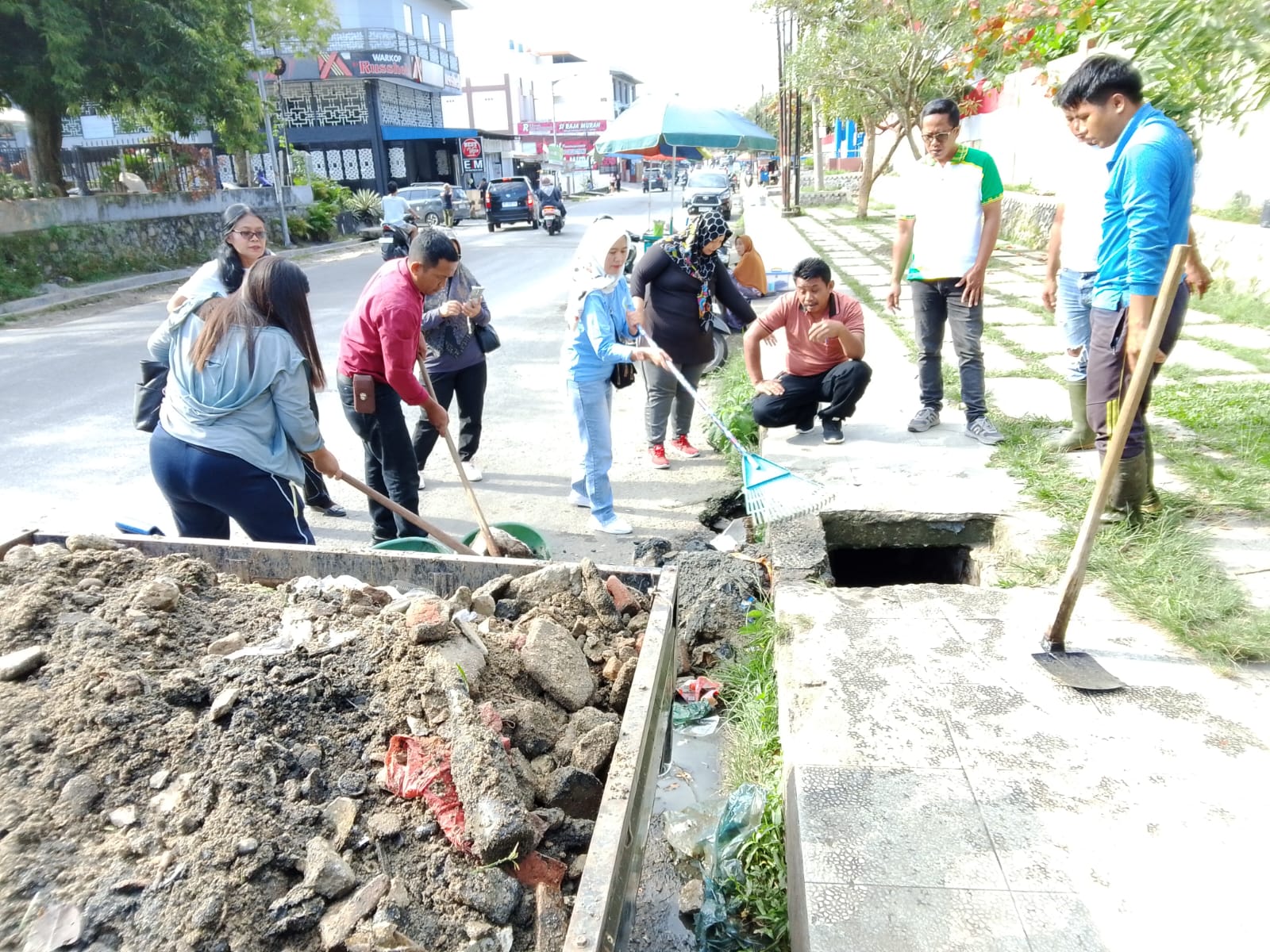 Parit Tersumbat di Depan SMP Negeri 2, Bhabinkamtibmas dan Warga Gotong Royong Cegah Banjir