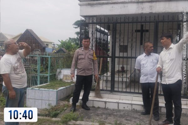 Polsek Siantar Selatan Peduli Lingkungan, Bhabinkamtibmas Turun Bersihkan Sampah Penyumbat Drainase