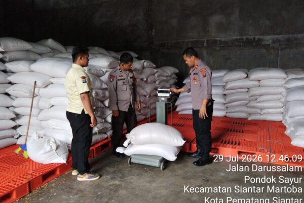Kapolsek Siantar Timur dan Bhabinkamtibmas Kawal Penjualan Jagung, Kapolsek: Polri Siap Dukung Ketahanan Pangan