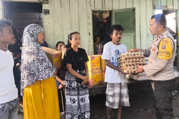 Komunitas Bankom Raya Salurkan Bantuan, Bhabinkamtibmas Polsek Siantar Martoba Hadir Dampingi Korban
