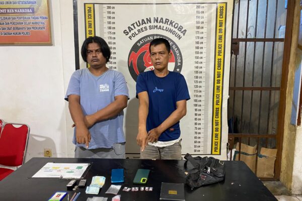 Dari Dapur hingga Kamar Mandi, Polsek Tanah Jawa Gerebek Rumah, Dua Pelaku dan Sabu Diamankan