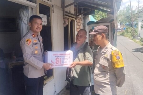 Polsek Siantar Timur Peduli Warga Kurang Mampu, Bansos Beras, Minyak, Gula, dan Sabun untuk Tukang Semir Sepatu