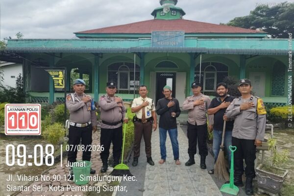 Polsek Siantar Selatan Gelar Bakti Sosial, Bersihkan Mesjid IQRA Sambut HUT Kemerdekaan RI Ke 81