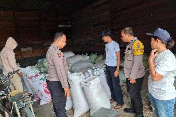 PS. Kanit Binmas Aiptu Panogaran Manurung dan Tim Kawal Penjualan Jagung, Kadar Air 18%, Harga Rp5.500/Kg
