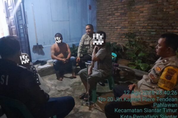 Polsek Siantar Timur Respon Cepat, Personil Bhabinkamtibmas dan Unit Reskrim Cek Laporan Sajam di Belakang Ramayana