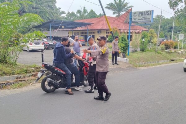 Polsek Siantar Martoba Bagikan Bendera Merah Putih, Kapolsek: Tumbuhkan Rasa Cinta Tanah Air dan Nasionalisme