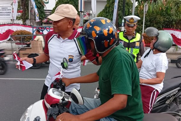 Polres Pematangsiantar Semarakkan HUT RI ke 81, Pembagian Bendera Merah Putih di Lapangan Pariwisata