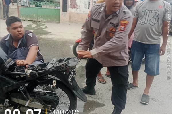 Motor Vixion Pelajar Terbakar di Depan SMP Negeri 1 Perdagangan, Bhabinkamtibmas Bripka Sufri Helmi Sigap Padamkan Api