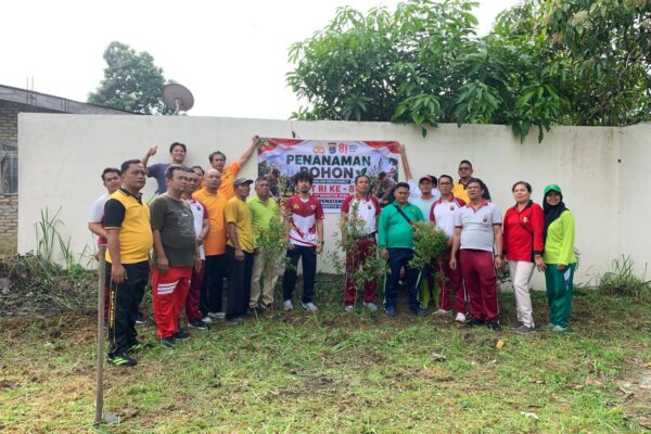 Sat Reskrim Polres Pematangsiantar Gelar Aksi Sosial, 15 Pohon Pucuk Merah Ditanam di Sepertan Lapangan Tembak