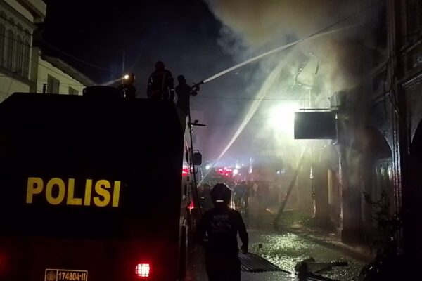 Brimob Sumut Bantu Pemadaman Kebakaran, Api Berhasil Dikendalikan Tanpa Korban Jiwa