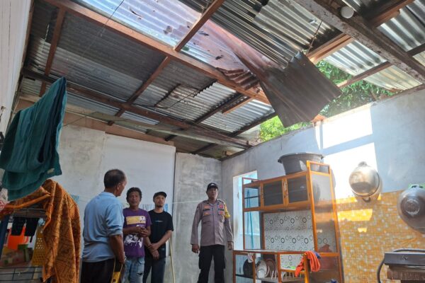 Polsek Siantar Utara Peduli Warga, Bhabinkamtibmas Cek Rumah Rusak di Gang Demak Akibat Angin Kencang