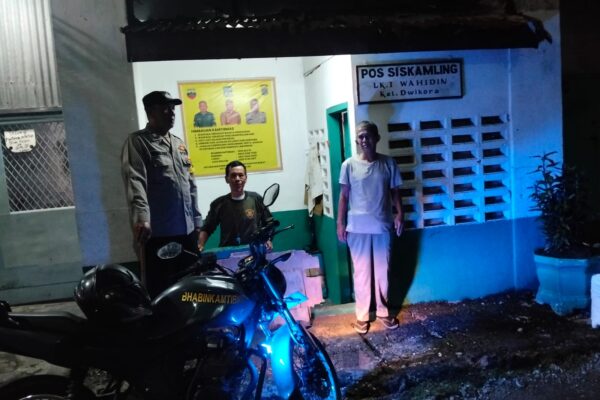 Polsek Siantar Barat Hadir di Pos Kamling, Bhabinkamtibmas Beri Himbauan dan Jalin Silaturahmi dengan Warga