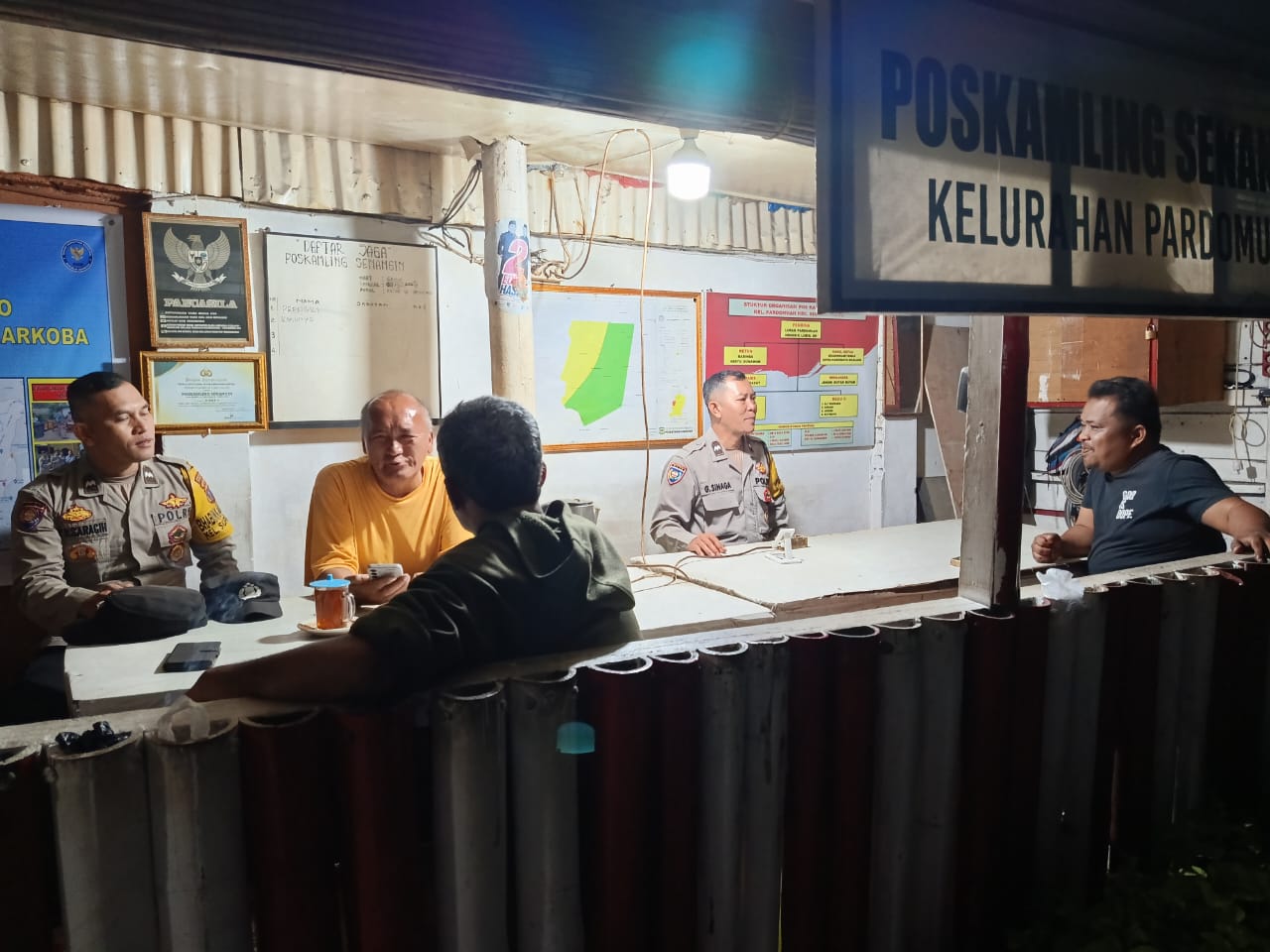 SALING Polsek Siantar Timur, Bhabinkamtibmas Jalin Silaturahmi dengan Petugas Jaga Malam