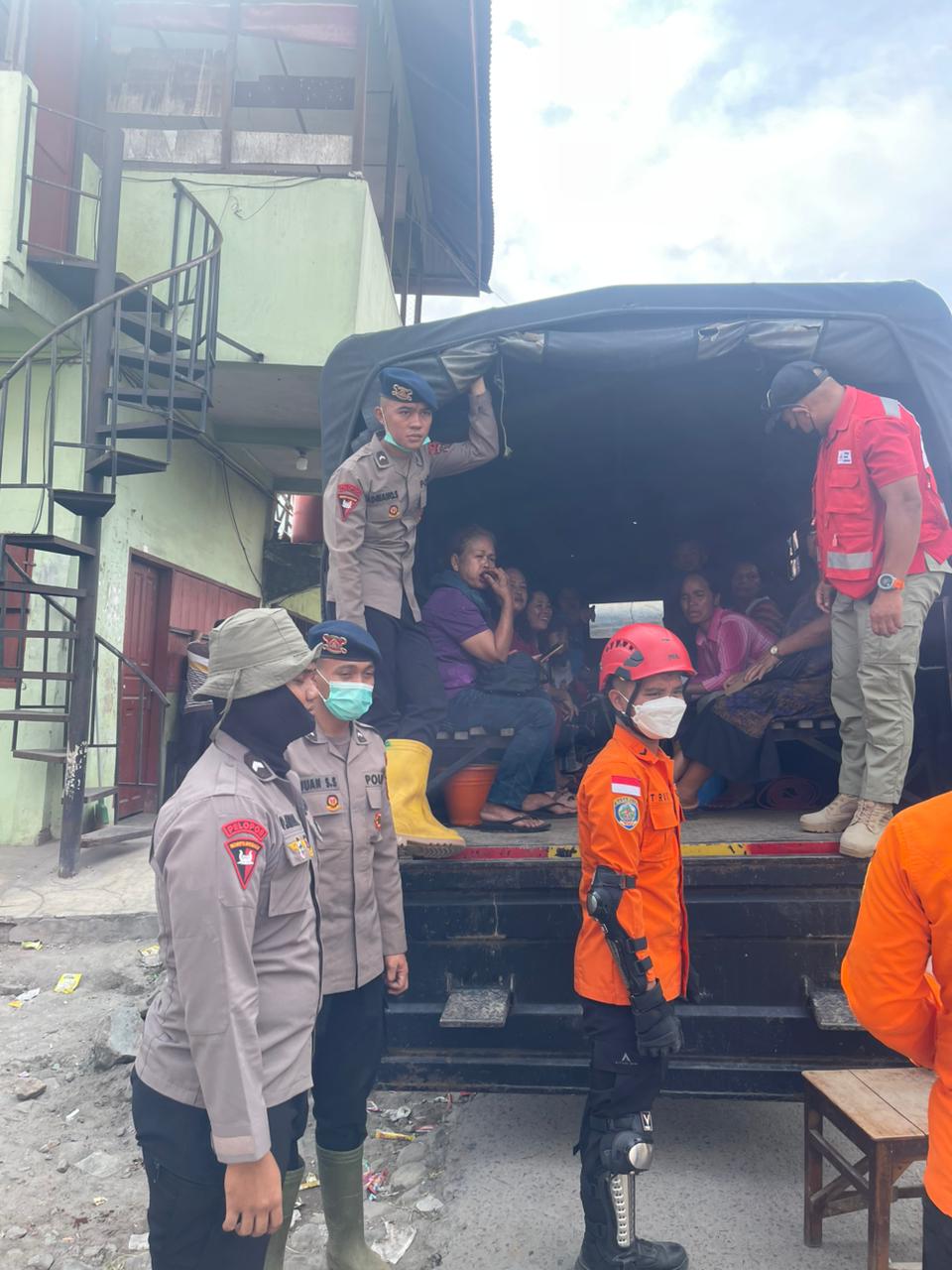 Brimob Sumut Bantu Warga Karo, Evakuasi dari Desa Kuta Tengah ke Tempat Aman