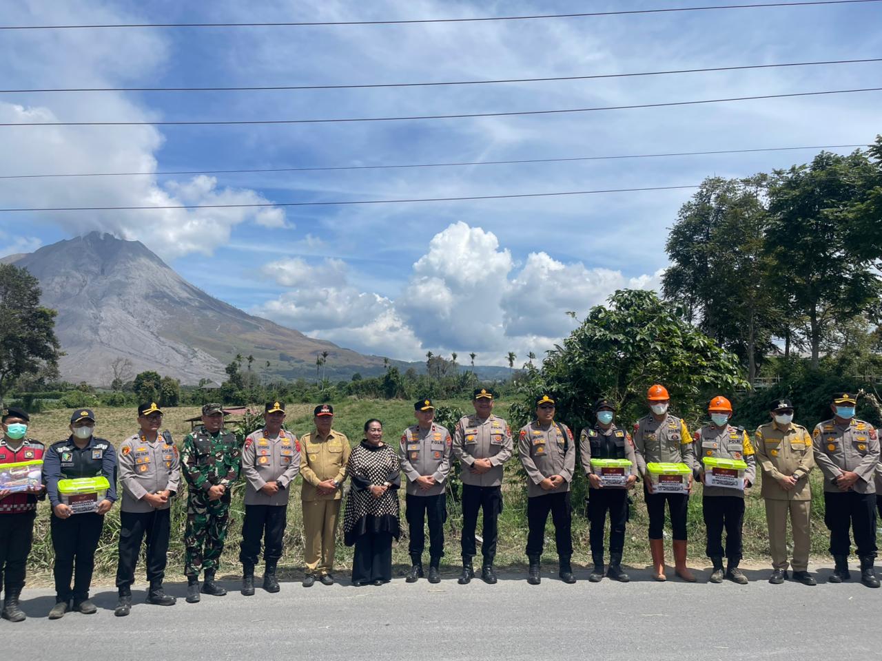Kapolda Sumut Serahkan Bantuan Sembako ke 100 Personel Brimob di Posko Penanganan Sinabung