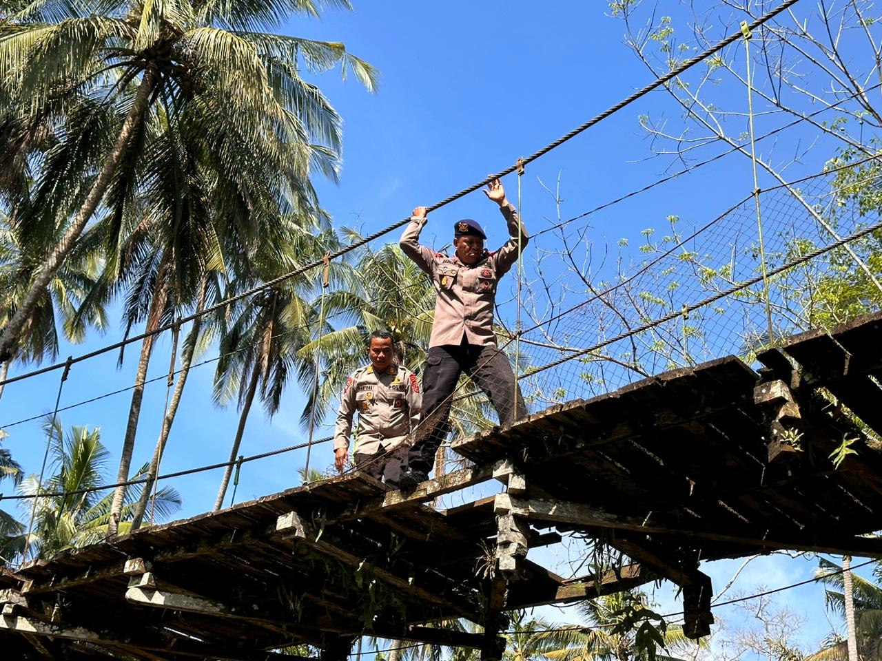 Jembatan Rambin Desa Bombong Diperiksa, Brimob Batalyon C Pastikan Akses Aman bagi Warga