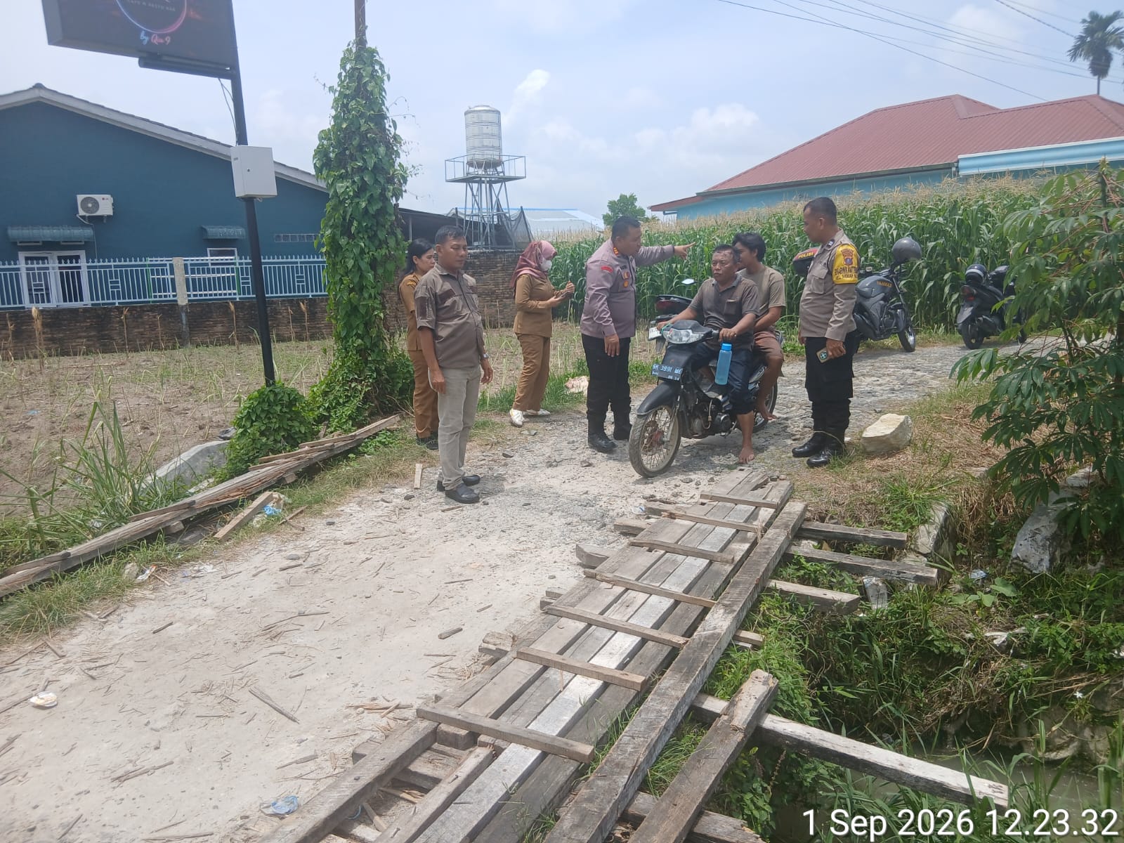 Kapolsek Siantar Marihat Cek Jembatan Rusak di Gang Manunggal, Petani Butuh Perbaikan Segera