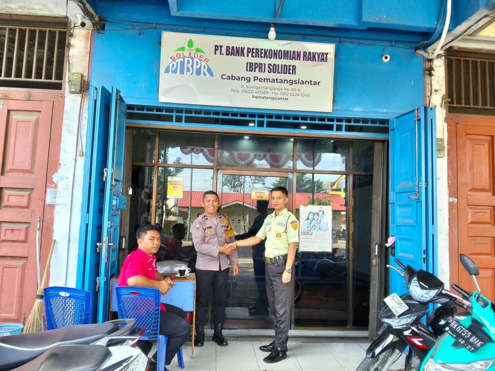 Polsek Siantar Utara Sambang Kamtibmas di BPR, Imbau Nasabah Kunci Ganda Sepeda Motor