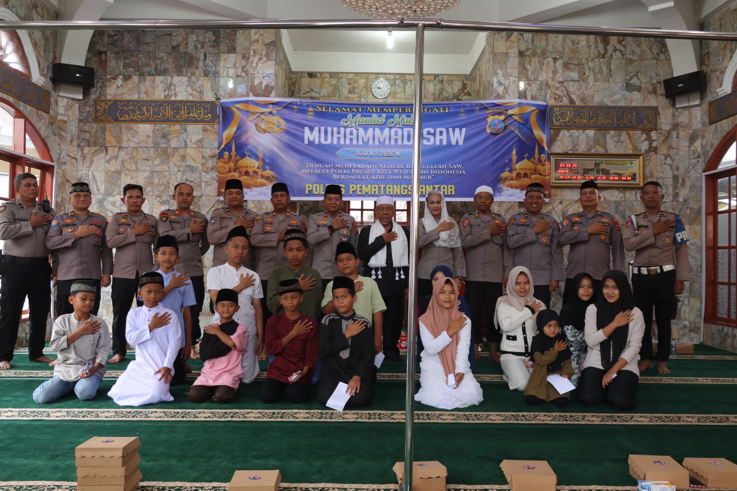 Polres Pematangsiantar Gelar Peringatan Maulid Nabi, Kapolres Serahkan Santunan Anak Yatim
