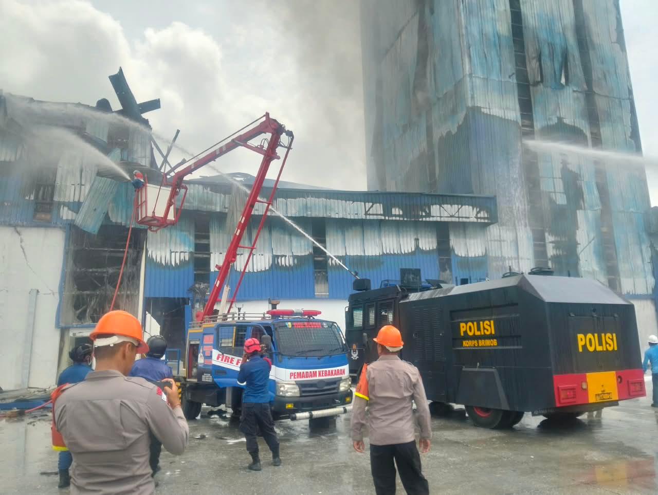 Kebakaran di PT Evyap Sabun Indonesia, Brimob Kompi 2 Batalyon B Bantu Padamkan Api