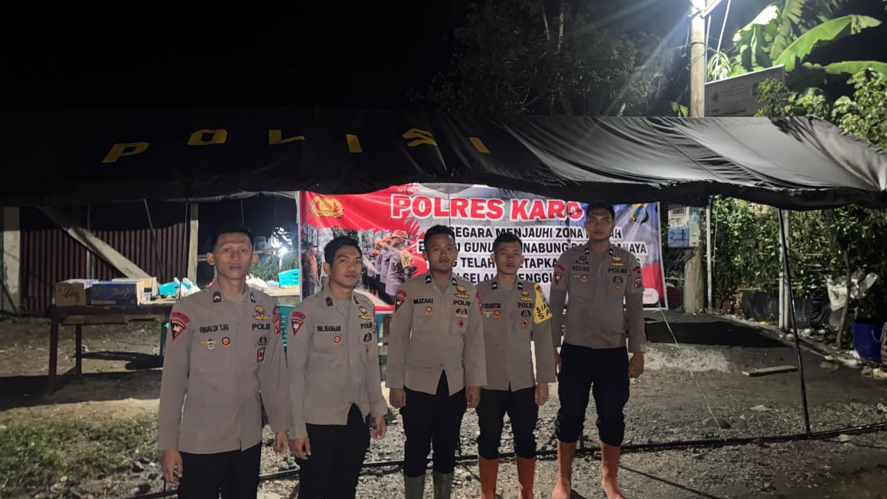 Brimob BKO Polres Tanah Karo Siaga di Tiga Posko, Sambang Warga Pantau Erupsi Sinabung