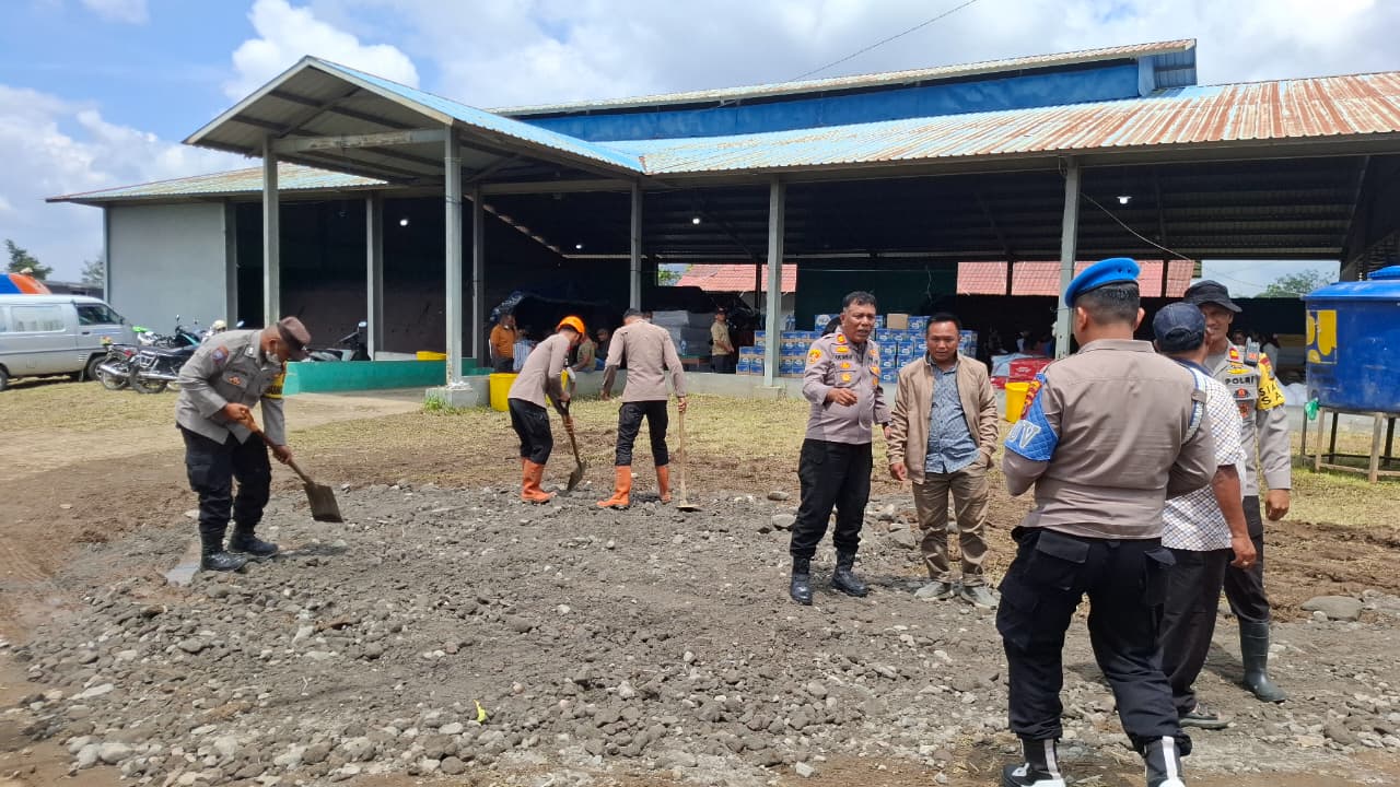 Peduli Erupsi Sinabung, Brimob Sumut dan Polres Tanah Karo Bahu-membahu Bersihkan Fasilitas Warga