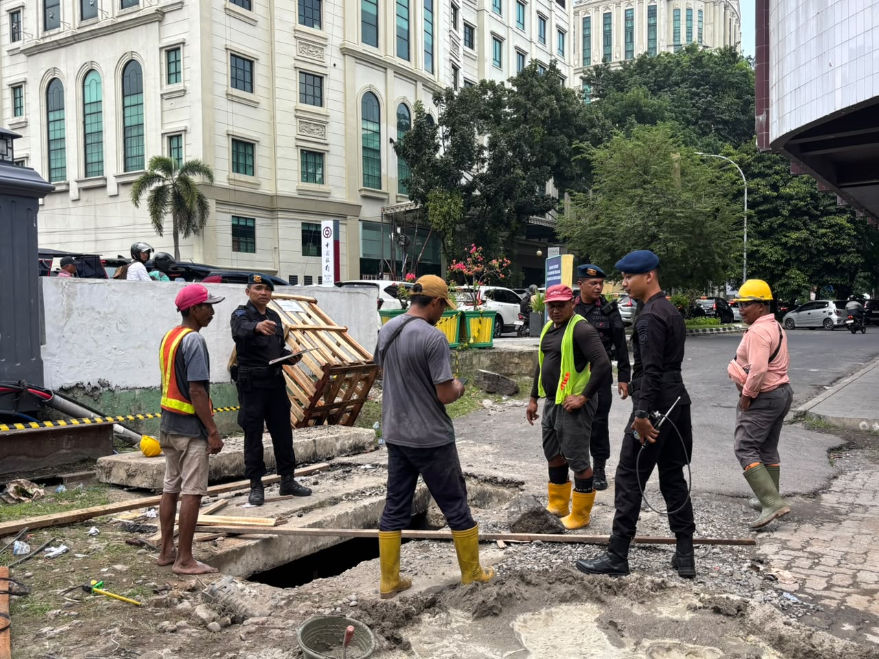 Gegana Brimob Sumut Pastikan Aman, Asap Pembakaran Kabel PLN di Depan Balai Kota Medan