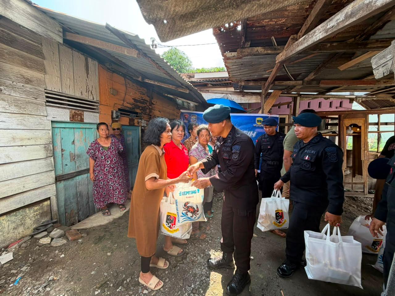 Komandan Subden Bantis Pimpin Langsung Minggu Kasih, Brimob Sumut Peduli Masyarakat Kurang Mampu