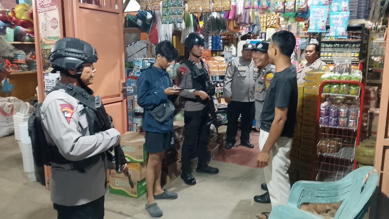 Danton Brimob Pimpin Patroli, Personel Sambangi Warga Sekitar PT Bridgestone Cegah Bentrok