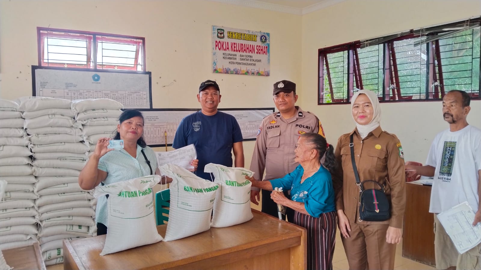 406 Kepala Keluarga Terima Bantuan Pangan Beras di Bah Sorma, Bhabinkamtibmas Turut Monitor