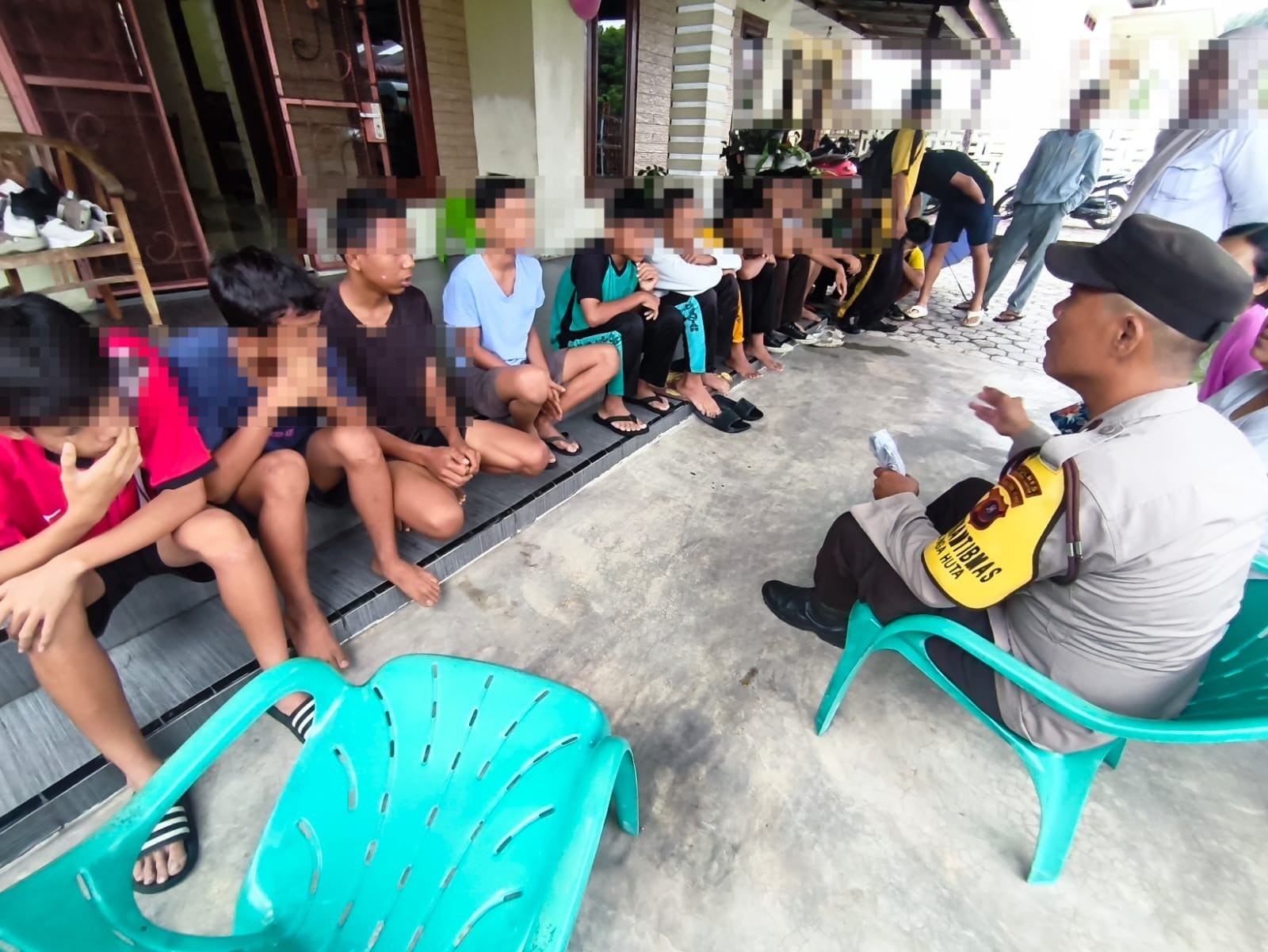 Bhabinkamtibmas Polsek Siantar Marihat Bubarkan Remaja Pengguna Knalpot Racing di Sukamakmur