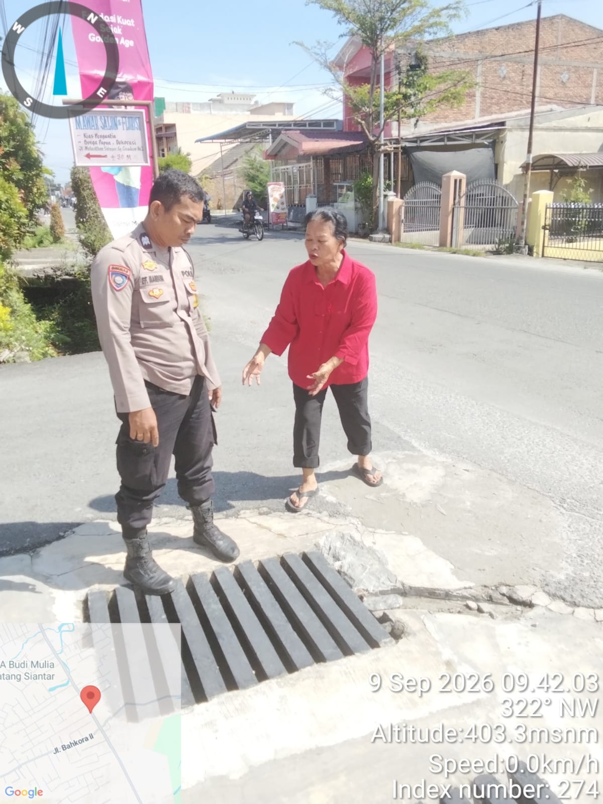 Tumpukan Sampah di Saluran Air Gang Cisadane, Bhabinkamtibmas Turun Cek