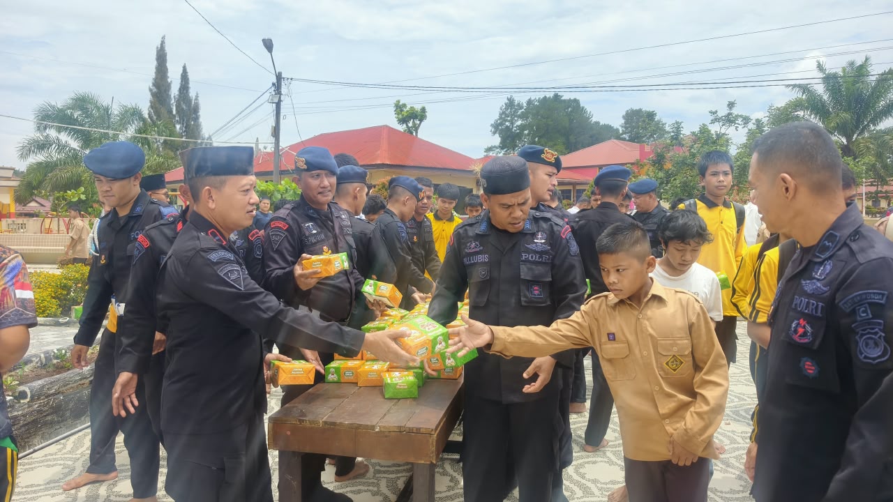 Peduli Sesama, Personel Batalyon C Pelopor Brimob Sumut Berbagi 200 Kotak Makanan