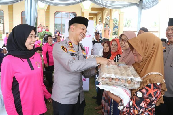 Lewat Program Jumat Curhat dan Jumat Berkah, Polres Simalungun Serahkan Bantuan 70 Paket Sembako di Mesjid Nurul Hikmah