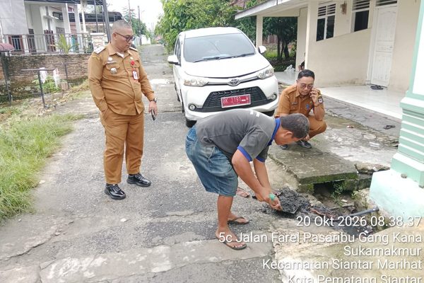 Drainase Tersumbat Picu Banjir di Sukamakmur, Camat Pedi Sitopu Turun Langsung Tangani Keluhan Warga