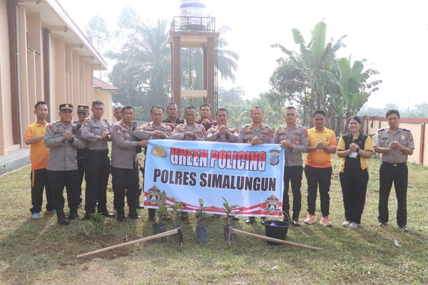 Implementasi Green Policing, Kapolres Simalungun Pimpin Pembersihan Lahan dan Penanaman 30 Pohon Buah di Mako