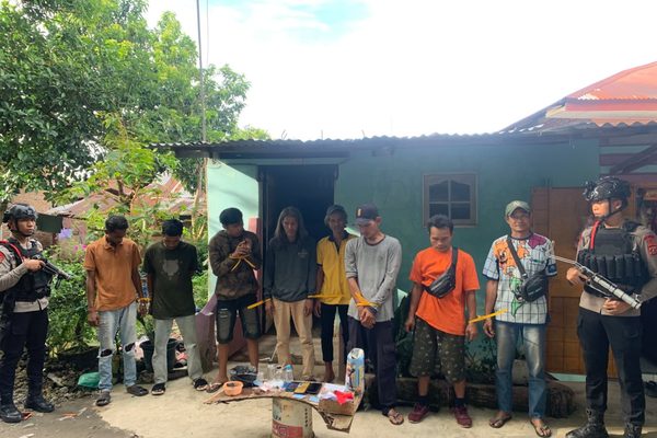 Back Up Ditresnarkoba Polda Sumut, Satbrimob Gerebek Sarang Narkoba di Medan Denai dan Amankan 8 Pria