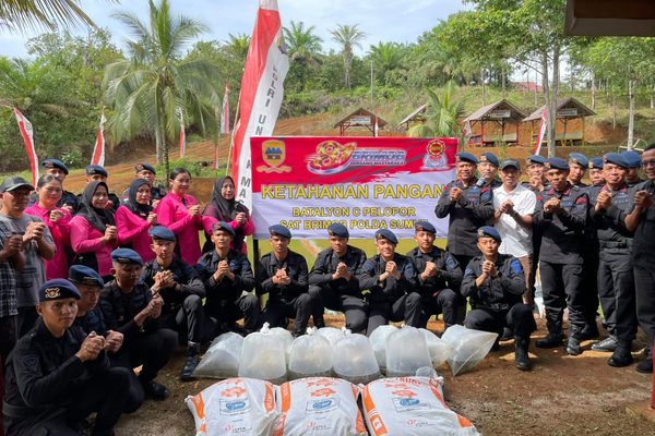 Rayakan Hari Jadi ke-81 Korps Brimob, Kompol Zaenal Muhlisin Pimpin Penebaran Bibit Ikan di Kolam Batalyon C