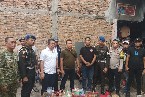 Gempur Sarang Narkoba di Medan Maimun, Brimob Sumut dan Tim Gabungan Ratakan Barak Narkoba serta Amankan 15 Orang Positif