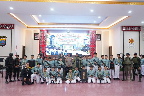 Kunjungan Edukatif SMP Al-Amjad ke Mako Brimob Sumut: Belajar Kedisiplinan dan Mengenal Perlengkapan Taktis
