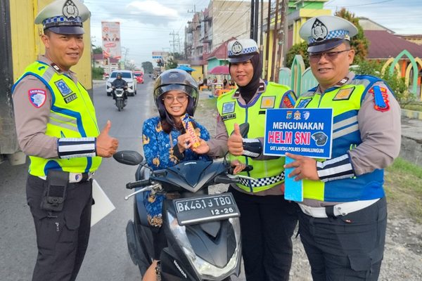 Cara Unik Satlantas Polres Simalungun Edukasi Pengendara: Tebar Cokelat dan Helm di Siantar Estate