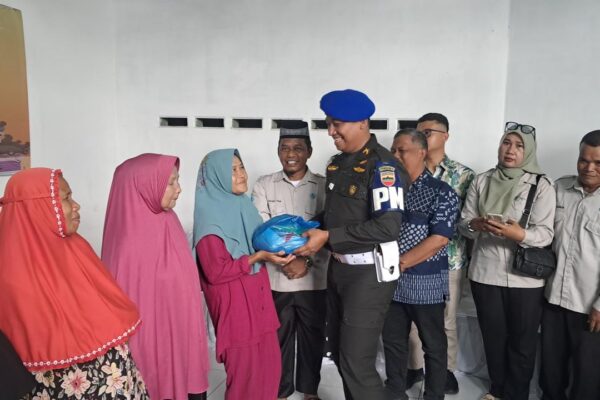 Kolaborasi KBB dan Subdenpom I/5-1 Belawan Bagikan Puluhan Paket Sembako kepada Warga