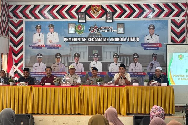 900 Paket Sembako dari Baznas Disalurkan di Angkola Timur, Brimob Sumut Turut Mendukung