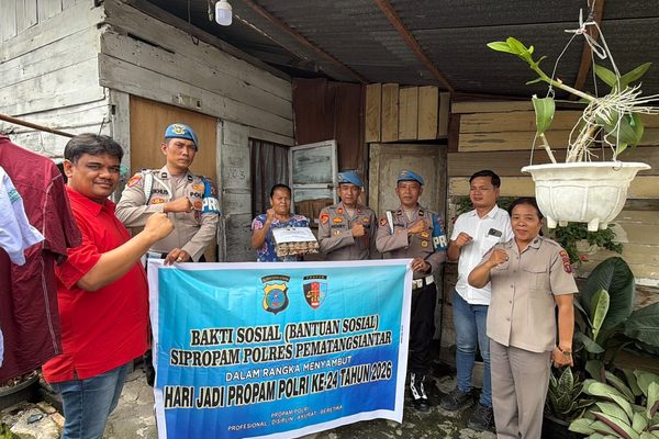 Sambut HUT Ke-24, Propam Polres Pematangsiantar Berikan Bantuan Sembako kepada Warga