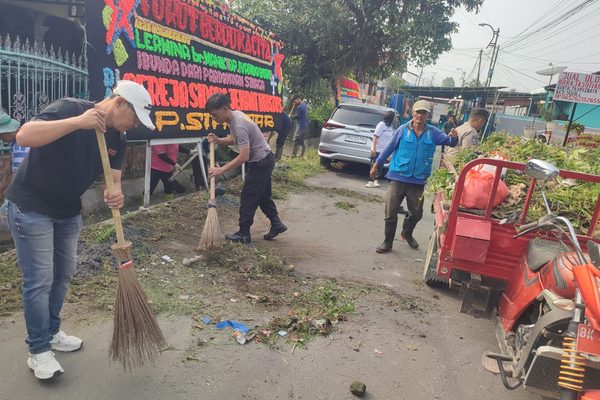 Cegah Banjir, Polsek Siantar Martoba Gotong Royong Bersihkan Parit Tersumbat